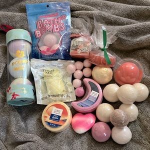 Bundle of bath bombs